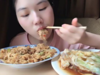 吃货小姐姐吃红油海蛰爪,吃货小姐姐的味蕾盛宴