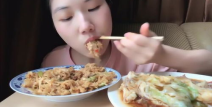 吃货小姐姐吃红油海蛰爪,吃货小姐姐的味蕾盛宴