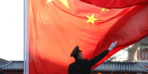 小姐姐拿五星红旗跳舞,小姐姐展现爱国风采